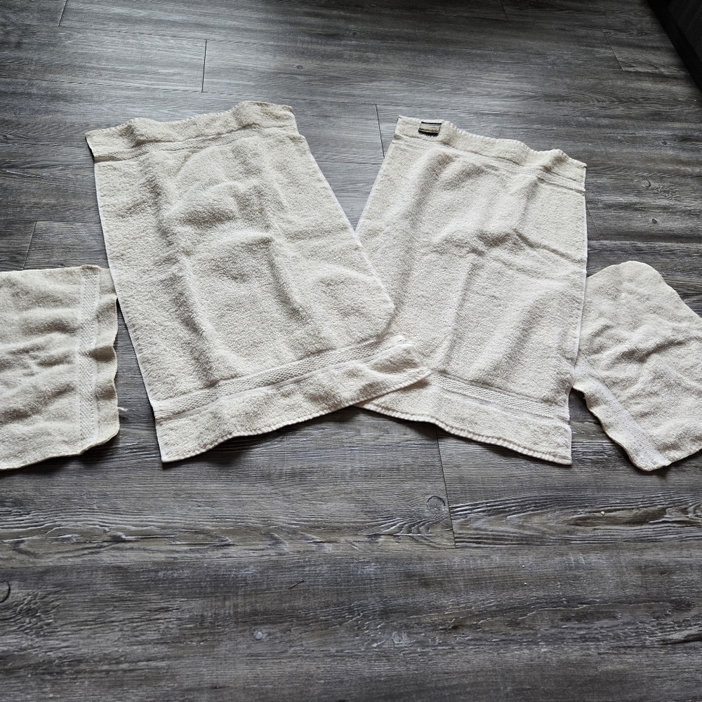 Set Of 4 Cream Bath Hand Towels